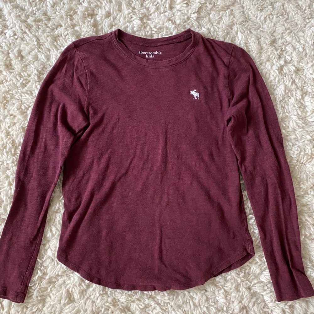 maroon hollister logo shirt
